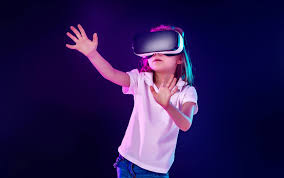 طفل يستخدم VR